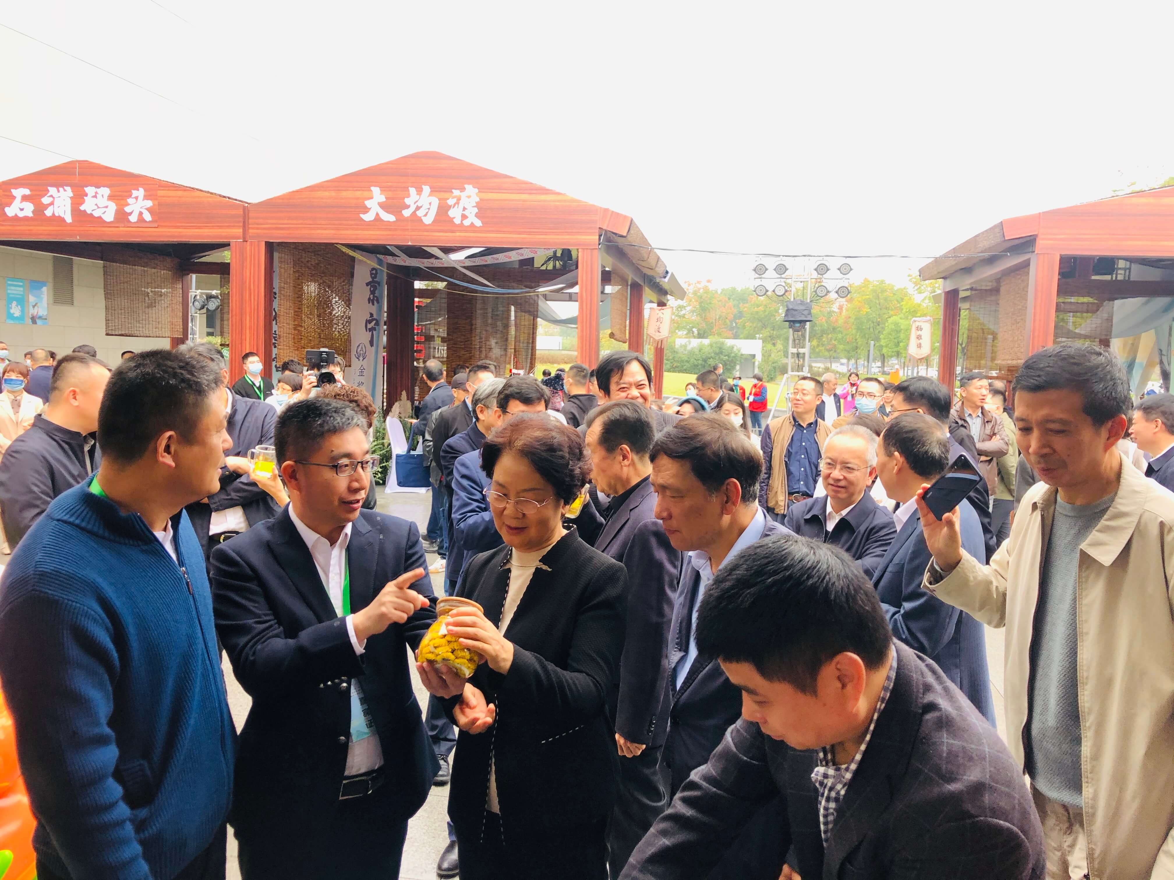 全國政協(xié)社會和法制委員會副主任、浙江省原政協(xié)主席喬傳秀在三茶節(jié)現(xiàn)場指導(dǎo)