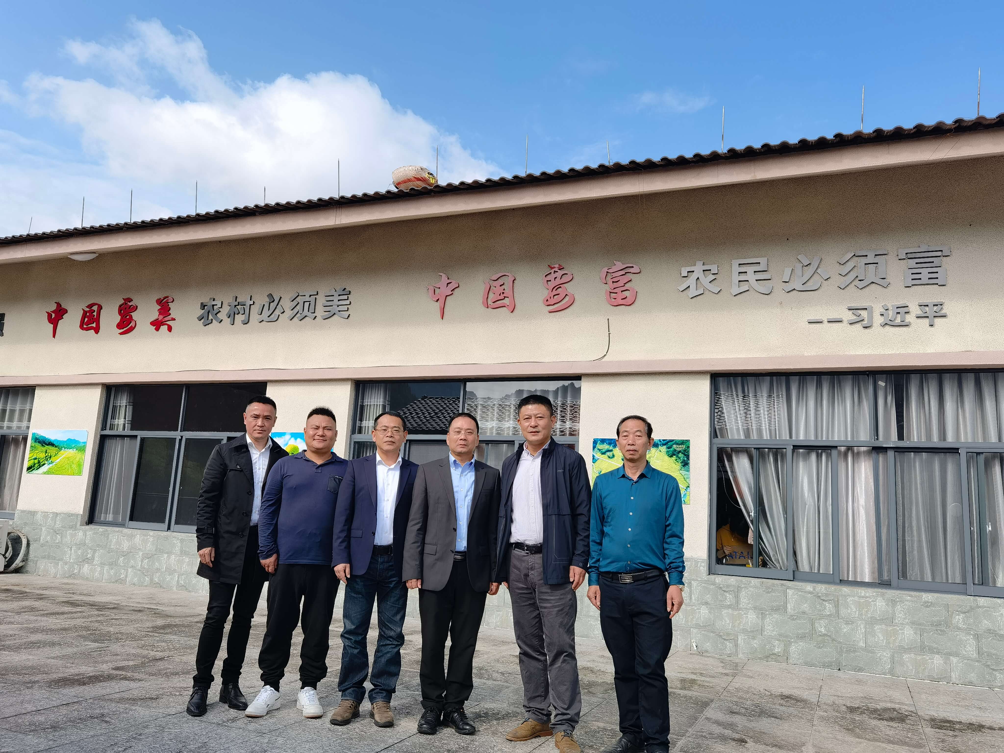 原青田縣常委副縣長陳海民，原青田農(nóng)業(yè)局局長王建鋒在基地指導(dǎo)工作